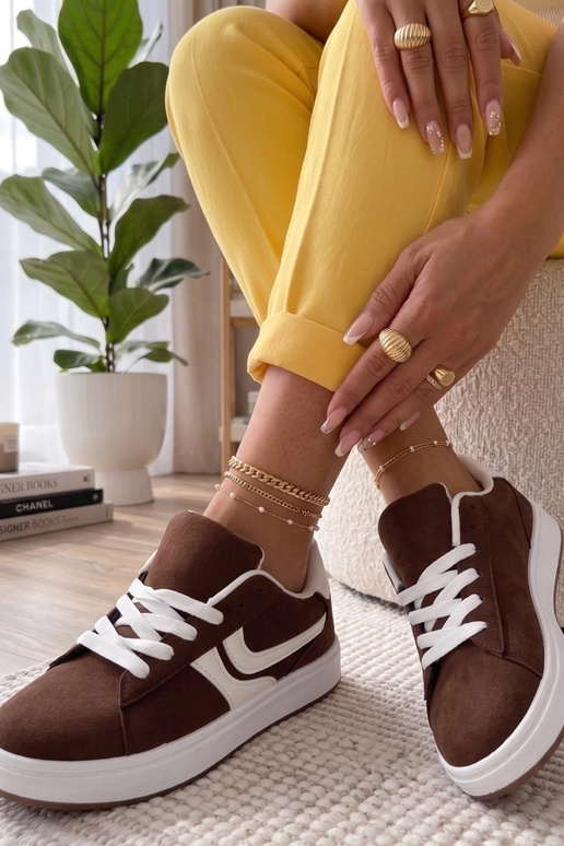 Scarpe sportive marroni con platforma...