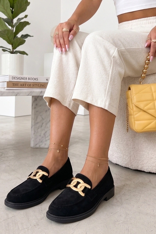 Mocassini neri con fibbia decorativa...