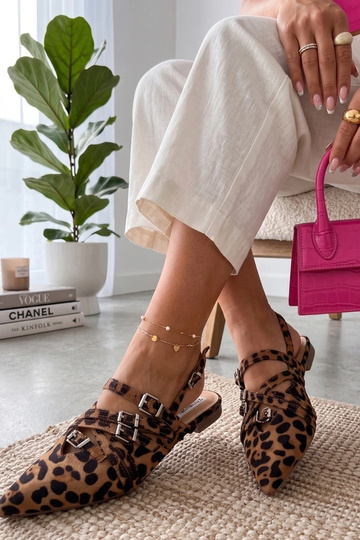 Ballerine con stampa leopardata e tacco aperto, decorate con nastri Theodora