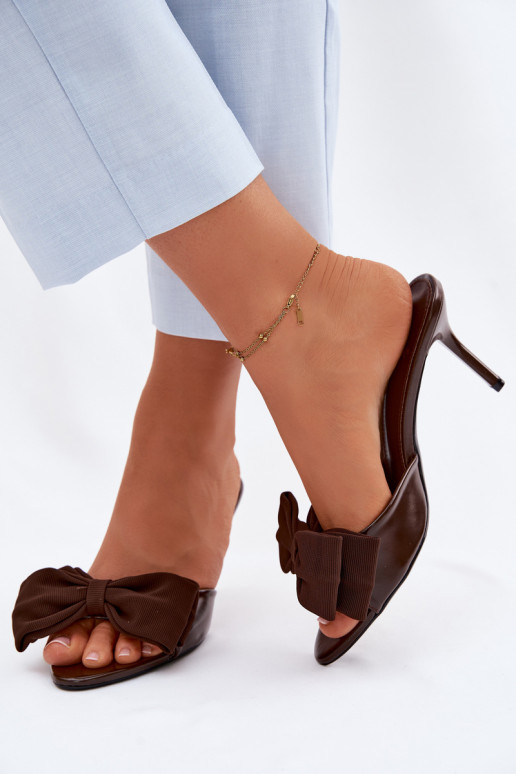 Pantofole donna con tacchi sottili e fiocchi color cioccolato Jelessa