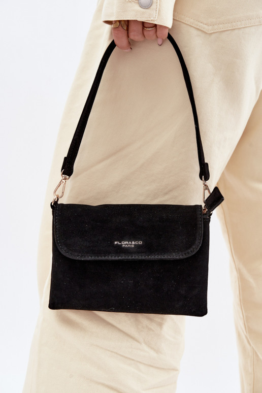 Una piccola borsettain ecopelle scamosciatau colore nero Lucelle