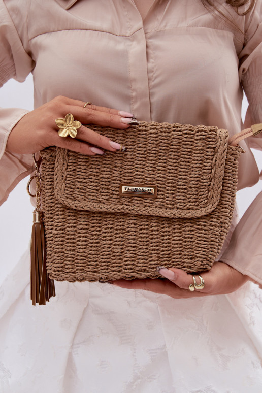 Una piccola borsetta Typu Postino con elementi traforati Deverrone Tamara