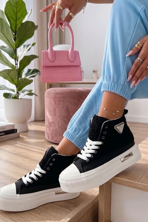 Sneakers nere con pelliccia e zirconi...