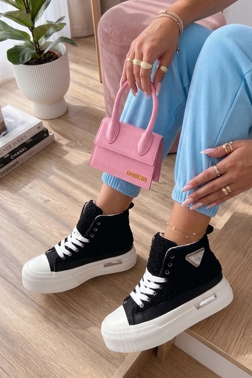 Sneakers nere con pelliccia e zirconi...