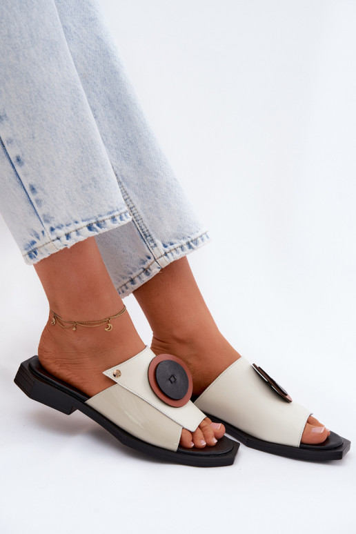 Pantofole in pelle da donna color sabbia e nero con design geometrico Tai turiciejka K7479-01
