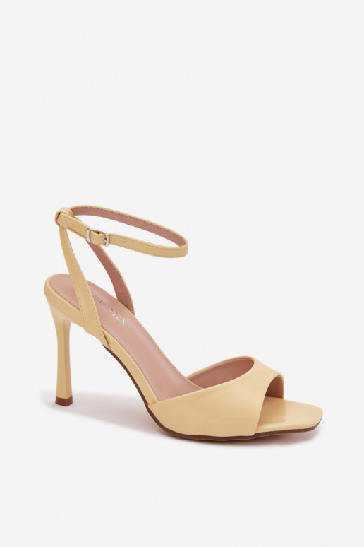 Sandali gialli con tacco sottile in ecopelle Olissey