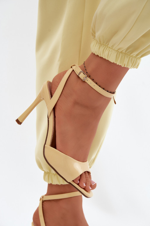 Sandali gialli con tacco sottile in ecopelle Olissey
