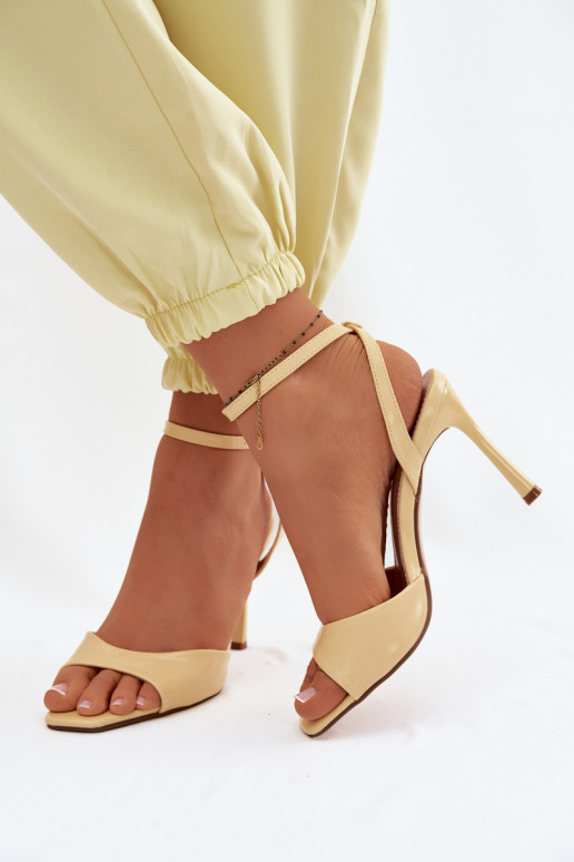 Sandali gialli con tacco sottile in ecopelle Olissey
