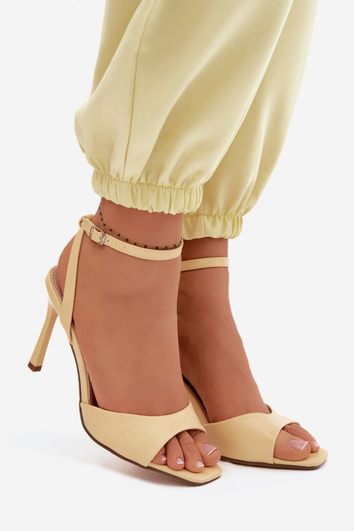 Sandali gialli con tacco sottile in ecopelle Olissey