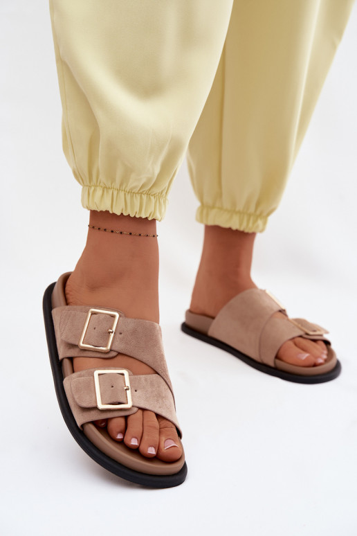 Pantofole in faux suede color sabbia con fibbie dorate Selissea