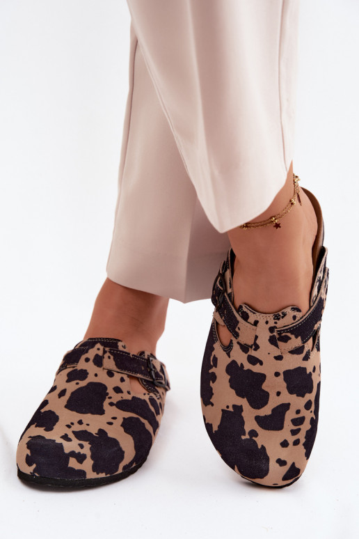 Mule in pelle scamosciata con fibbie Zazoo 1905, colori sabbia e nero