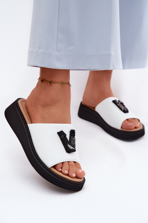 Ciabatte in pelle da donna con tomaia a V su piattaforma Vinceza 66950, colore bianco