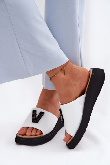 Ciabatte in pelle da donna con tomaia a V su piattaforma Vinceza 66950, colore bianco 2