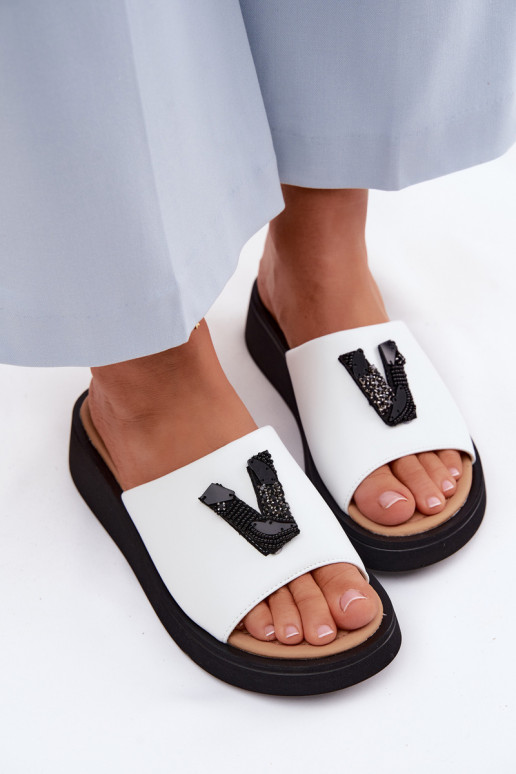 Ciabatte in pelle da donna con tomaia a V su piattaforma Vinceza 66950, colore bianco