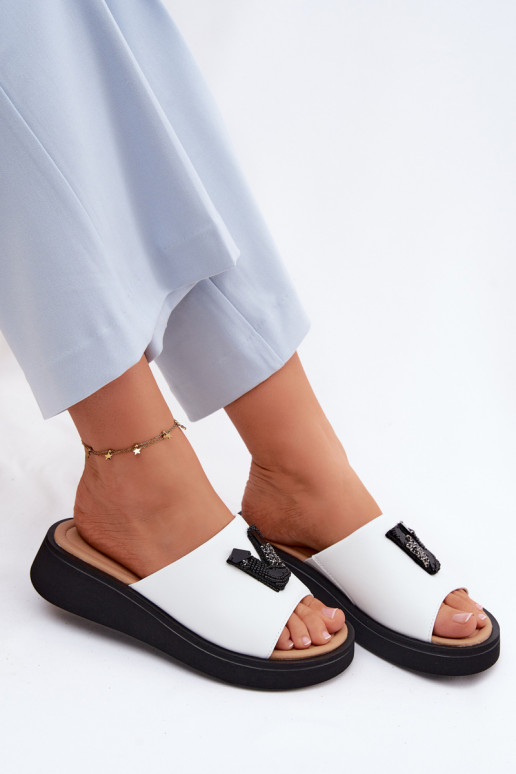 Ciabatte in pelle da donna con tomaia a V su piattaforma Vinceza 66950, colore bianco