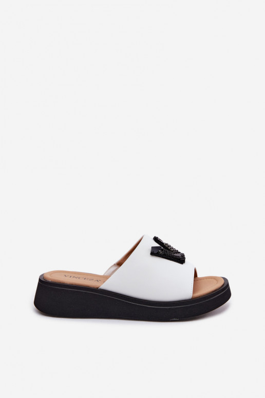 Ciabatte in pelle da donna con tomaia a V su piattaforma Vinceza 66950, colore bianco