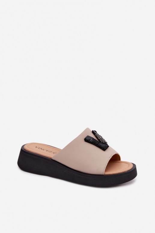 Ciabatte in pelle da donna con tomaia a V su piattaforma Vinceza 66950, colore sabbia