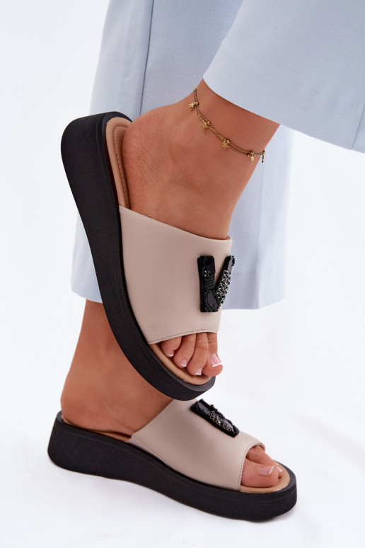 Ciabatte in pelle da donna con tomaia a V su piattaforma Vinceza 66950, colore sabbia