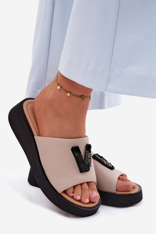 Pantofole in pelle FemminileLiterą V con una piattaforma Vinceza 66950 beige