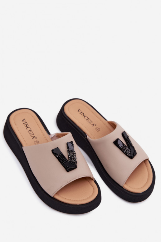 Ciabatte in pelle da donna con tomaia a V su piattaforma Vinceza 66950, colore sabbia