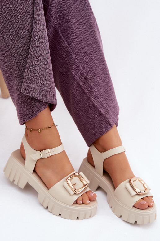 Sandali da donna Femminile con una piattaforma con fibbie Vinceza 79611 beige