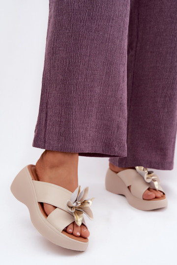 Pantofole in pelle con una piattaforma Con decorazioni Un fiore Vinceza 41511 beige 2