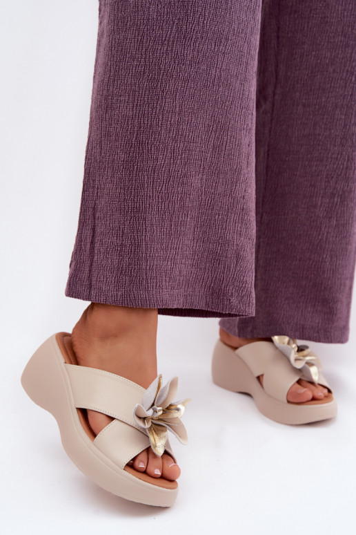 Pantofole in pelle con una piattaforma Con decorazioni Un fiore Vinceza 41511 beige