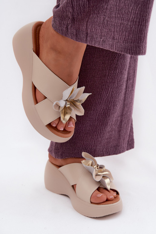 Pantofole in pelle con piattaforma e fiori decorativi Vinceza 41511, colore sabbia