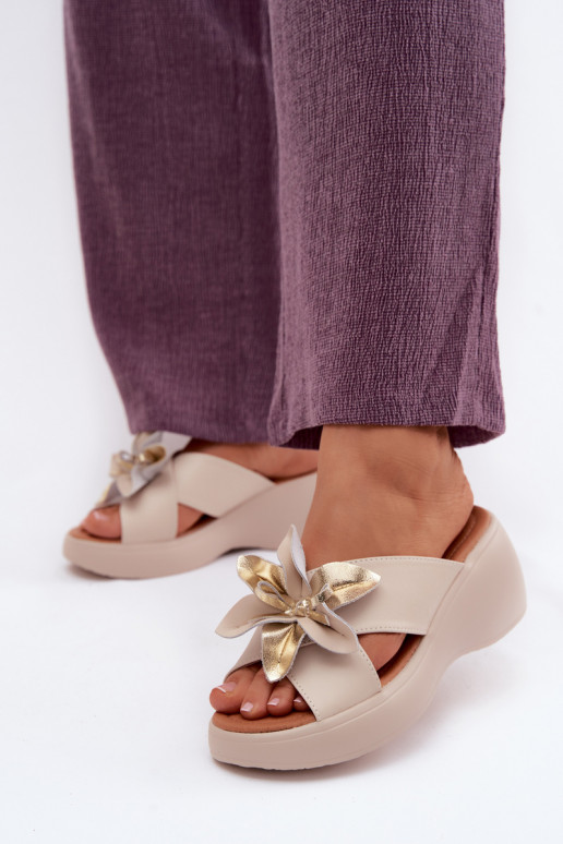Pantofole in pelle con una piattaforma Con decorazioni Un fiore Vinceza 41511 beige