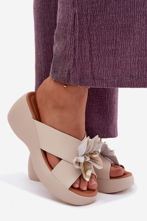 Pantofole in pelle con una piattaforma Con decorazioni Un fiore Vinceza 41511 beige