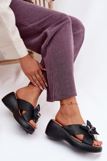 Pantofole in pelle con una piattaforma Con decorazioni Un fiore Vinceza 41511 colore nero