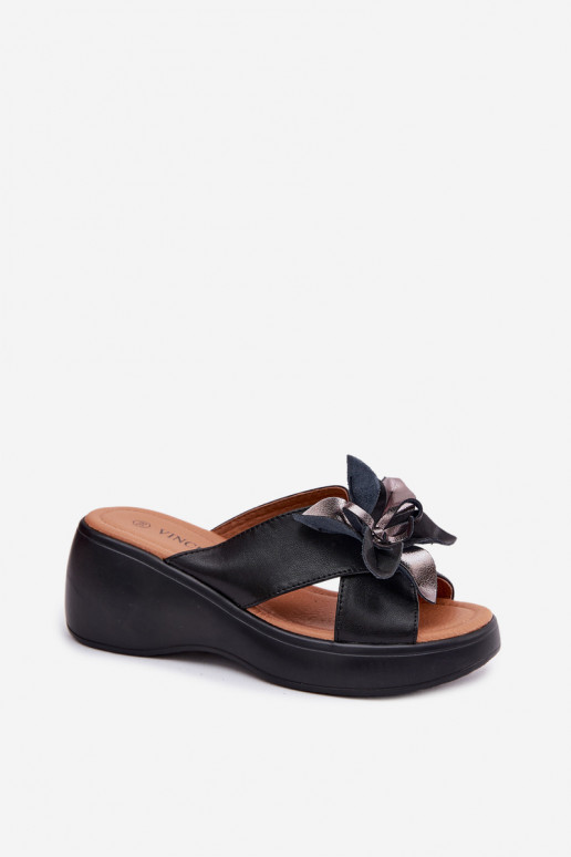 Pantofole in pelle con piattaforma e fiori decorativi Vinceza 41511, colore nero