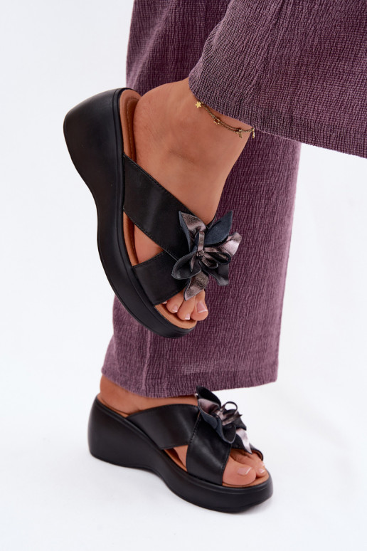 Pantofole in pelle con piattaforma e fiori decorativi Vinceza 41511, colore nero