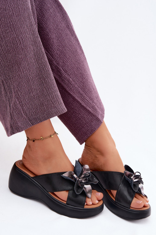 Pantofole in pelle con una piattaforma Con decorazioni Un fiore Vinceza 41511 colore nero