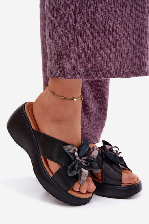 Pantofole in pelle con una piattaforma Con decorazioni Un fiore Vinceza 41511 colore nero