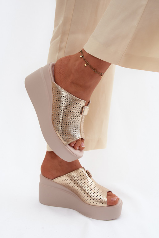 Pantofole dorate da donna in ecopelle con piattaforma Vinceza 95392