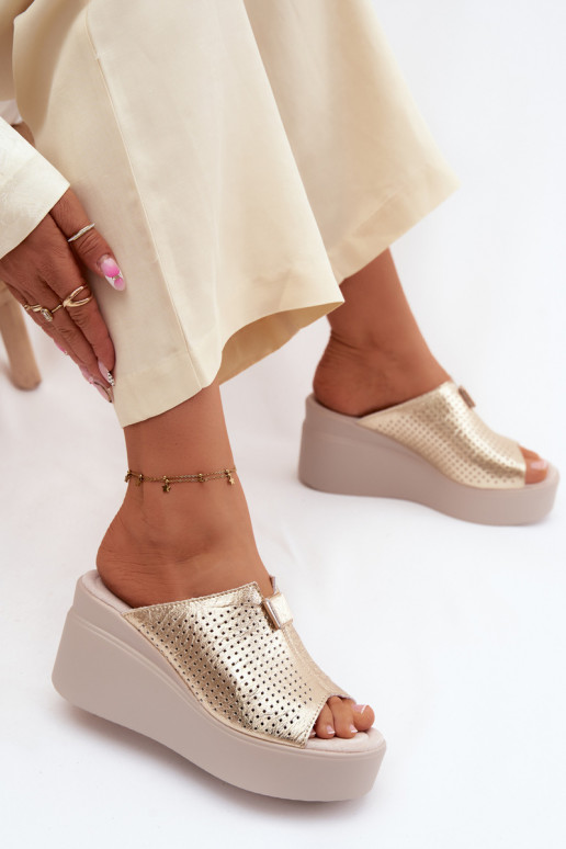 Pantofole dorate da donna in ecopelle con piattaforma Vinceza 95392