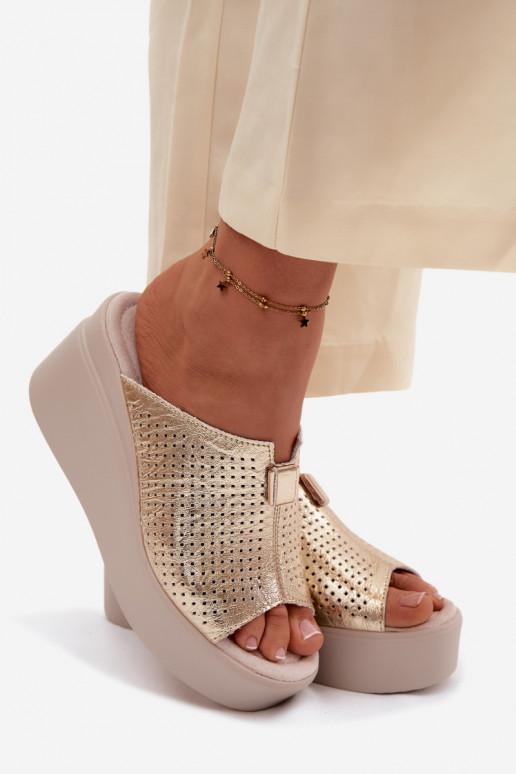 Pantofole dorate da donna in ecopelle con piattaforma Vinceza 95392