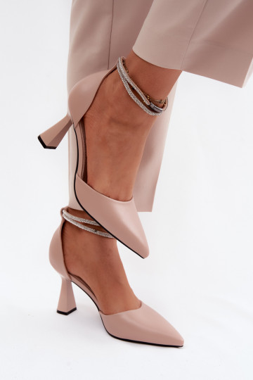 Scarpe beige con tacco basso e cinturini lucidi Vinceza 62283