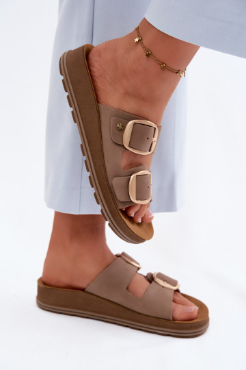 Pantofole in pelle con fibbie color sabbia