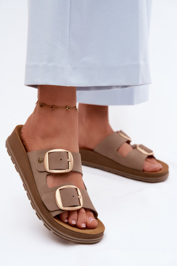 Pantofole in pelle con fibbie color sabbia 2