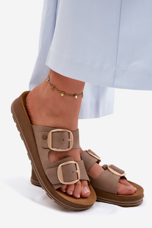 Pantofole in pelle con fibbie color sabbia