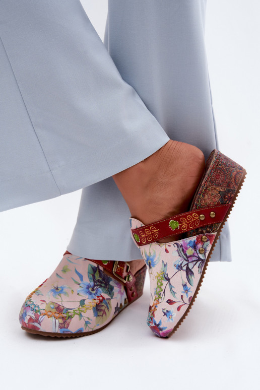 Pantofole in pelle Mule Femminile con una piattaforma con fiori Deveciejka K7409-15 Colori differenti