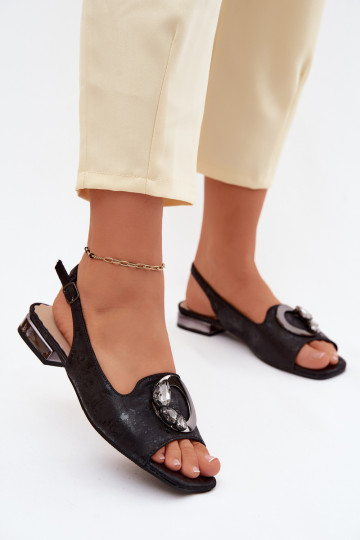 Sandali piatti per donna con ornamenti in nero