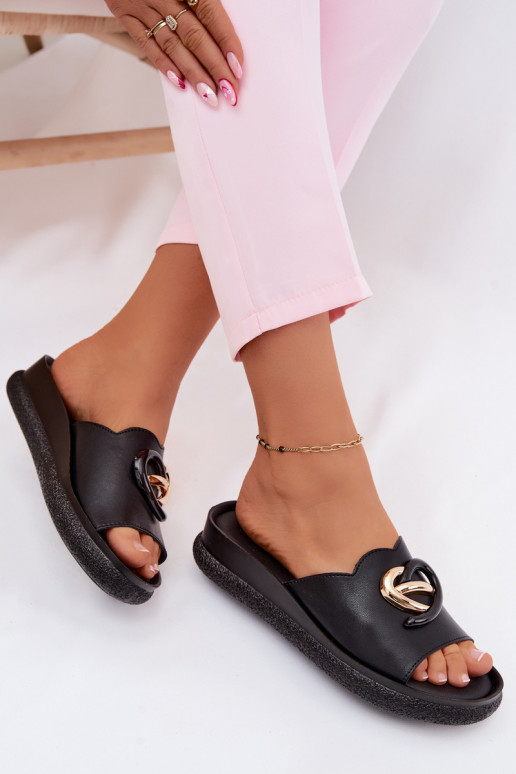 Ciabatte in pelle con dettagli decorativi in nero