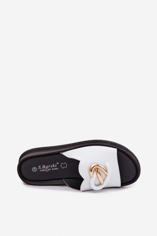 Ciabatte in pelle con dettagli decorativi in bianco