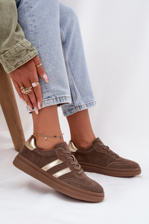 Scarpe modello sneakers Femminile dalla pelle scamosciata con una piattaforma colore marrone Sylviona