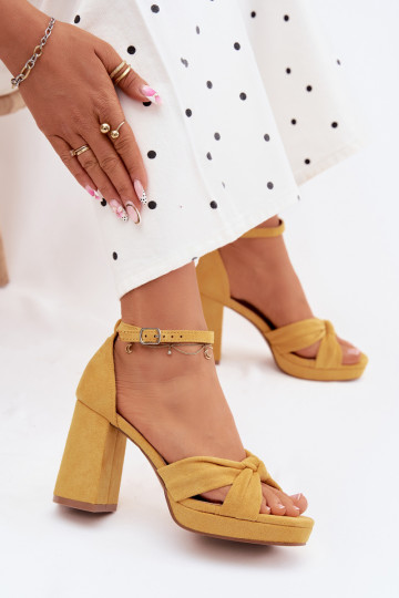 Sandali gialli con tacco alto in suede sintetico Rosetta