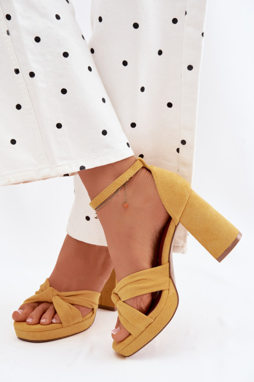 Sandali gialli con tacco alto in suede sintetico Rosetta