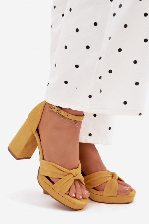 Sandali gialli con tacco alto in suede sintetico Rosetta